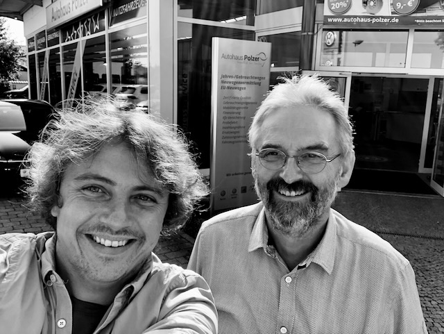 Bastian mit seinem Papa vor dem Autohaus